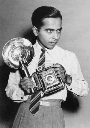 Foto de Satayan como fotógrafo personal de Deccan Herald usando una cámara de prensa Speed Graphic, 1948 - Imagen libre de derechos