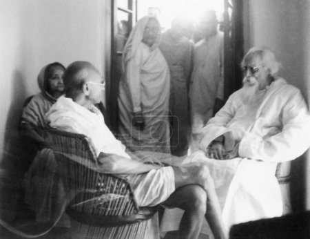 Foto de Kasturba Gandhi, Mahatma Gandhi y Rabindranath Tagore en Shantiniketan, febrero de 1940, India - Imagen libre de derechos
