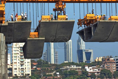 Foto de Truss de hierro gigante utilizado para levantar la última cuadra en la construcción Bandra Worli Sea link en Worli Bombay Mumbai; Maharashtra; India 28-abril-2009 - Imagen libre de derechos