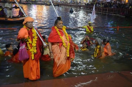 Téléchargez les photos : Pèlerins plongeant dans la rivière kumbh mela, ujjain, madhya pradesh, Inde, Asie - en image libre de droit