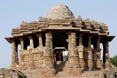 Téléchargez les photos : Touristes au temple du soleil de Modhera (1026 A.D.) situé à une distance de 102 kms d'Ahmedabad sur la rive de la rivière Pushpavati, Gujarat, Inde - en image libre de droit