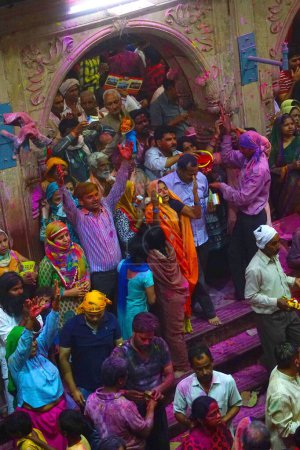 Téléchargez les photos : Personnes célébrant Holi festival de la couleur, Banke Bihari Temple, Uttar Pradesh, Inde, Asie - en image libre de droit