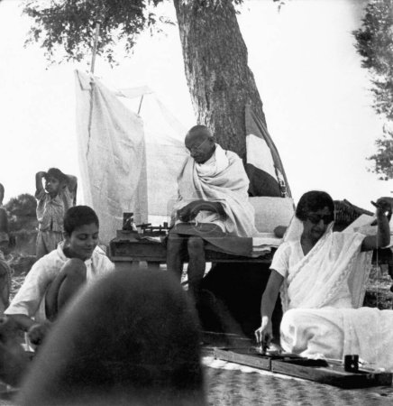 Téléchargez les photos : Mahatma Gandhi tournant à l'Ashram de Sevagram, 1941, r Rajkumari Amrit Kaur, f Abha Gandhi - en image libre de droit