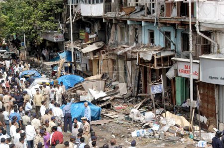 Téléchargez les photos : Les policiers inspectant le site de l'explosion de la bombe également un grand nombre de personnes se sont rassemblées pour regarder le site de Zaveri Bazaar dans la zone occupée de Kalbadevi ; Bombay Mumbai, Maharashtra, Inde - en image libre de droit