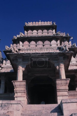 Foto de Entrada del templo de Ranakpur Jain en Rajasthan, India - Imagen libre de derechos