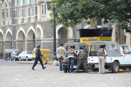 Foto de Comando y Policía de la Guardia de Seguridad Nacional del NSG en una posición fuera del hotel Taj Mahal; después del ataque terrorista de Deccan Mujahideen el 26 de noviembre de 2008 en Bombay Mumbai; Maharashtra; India - Imagen libre de derechos