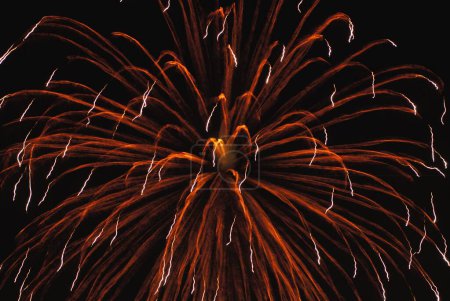 Galletas; Magnífico fuegos artificiales en el cielo por la noche para celebrar el Festival de Gudi Padva; Año nuevo de la religión hindú; Thane; Maharashtra; India