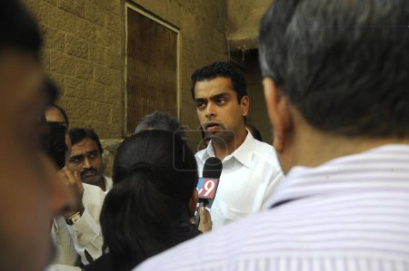 Téléchargez les photos : Le député Milind Deora s'entretient avec les médias devant Nariman House après un attentat terroriste à Bombay Mumbai, Maharashtra, Inde 26 novembre 2008 - en image libre de droit