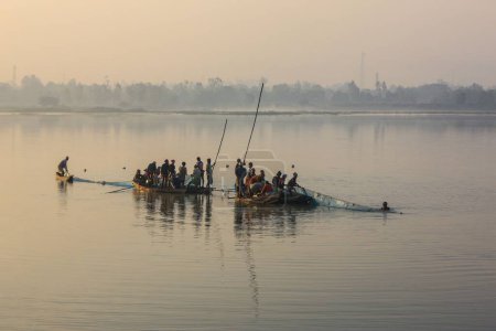 Téléchargez les photos : Bateau de pêche dans le lac dalpat sagar, jagdalpur, bastar, chhattisgarh, Inde, Asie - en image libre de droit