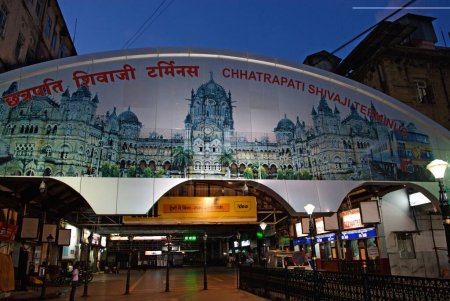 Téléchargez les photos : Affiche de victoria terminus vt now chhatrapati shivaji terminus station cst railway station, Bombay Mumbai, Maharashtra, Inde - en image libre de droit