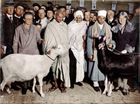Foto de Mahatma Gandhi, Mirabehn y otros en Royal Agricultural Hall, Londres, Inglaterra, 23 de octubre de 1931 - Imagen libre de derechos