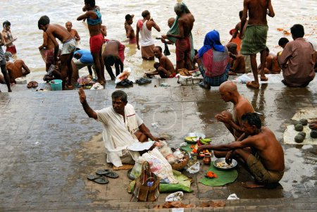 Foto de Un ritual tradicional según el culto del pueblo hindú en el puente Howrah; Calcuta; Bengala Occidental; India - Imagen libre de derechos