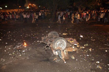 Téléchargez les photos : Un spectateur se tient sur le site de l'explosion d'une bombe sur l'autoroute express occidentale attaque terroriste par Deccan Moudjahidine à Vile Parle ; Bombay Mumbai ; Maharashtra ; Inde 26-Novembre-2008 - en image libre de droit