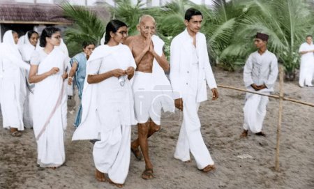 Téléchargez les photos : Mahatma Gandhi saluant les gens pendant la promenade matinale, Juhu Beach, Mumbai, Inde, Asie, mai 1944 - en image libre de droit