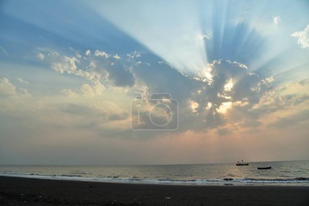 Foto de Puesta de sol, luz solar, explosión solar, rayos de sol, rayo de sol, playa de Surwada, Valsad, Gujarat, India, Asia - Imagen libre de derechos