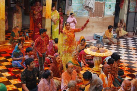 Téléchargez les photos : Dévots célébrant Rangpanchmi au temple Gangshyamji, Jodhpur, Rajasthan, Inde - en image libre de droit