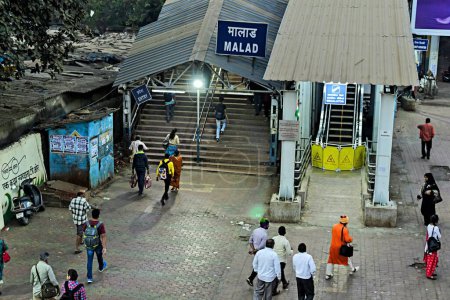 Téléchargez les photos : Malad Railway Station overbridge escalator, Mumbai, Maharashtra, Inde, Asie - en image libre de droit