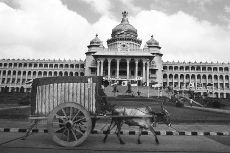 Téléchargez les photos : Vidhan Soudha building and bullock cart Bangalore Karnataka Inde Asie 1977 - en image libre de droit
