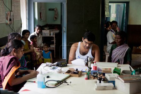 Foto de Dr digant amte and dr anagha amte checking patient, maharashtra, india, asia - Imagen libre de derechos