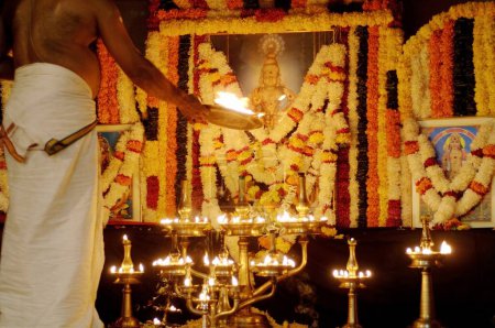 Téléchargez les photos : Homme indien faisant l'adoration du Seigneur Ayyappa Pooja, Kerala, Inde - en image libre de droit