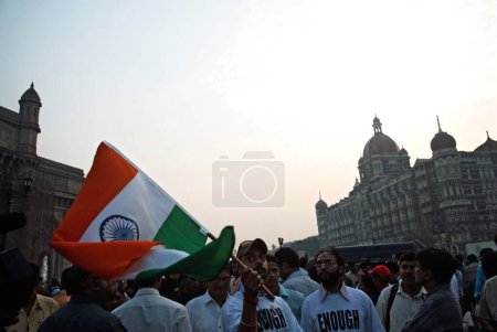 Foto de Manifestante cerca del hotel Taj Mahal tras ataque terrorista de muyahidines decanos en Bombay Mumbai, Maharashtra, India 3 de diciembre de 2008 - Imagen libre de derechos
