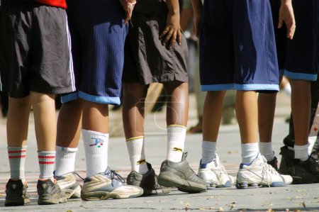 Téléchargez les photos : Des élèves font la queue lors d'une séance d'entraînement de basket-ball à l'école de Bombay Mumbai, Maharashtra, Inde - en image libre de droit