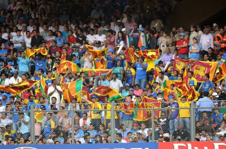 Téléchargez les photos : Les fans sri-lankais agitent leurs drapeaux nationaux lors de la finale de la Coupe du monde de cricket entre l'Inde et le Sri Lanka qui s'est déroulée au stade Wankhede à Mumbai le 02 avril 2011 - en image libre de droit