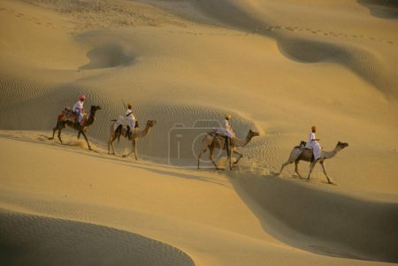 Foto de Paseo en camello en dunas de arena; Sam dunas de arena; Jaisalmer; Rajastán; India - Imagen libre de derechos