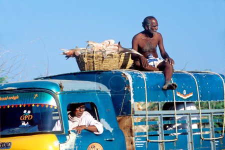 Foto de Pescador en la parte superior de la van en Dhanushkodi, Tamil Nadu, India - Imagen libre de derechos
