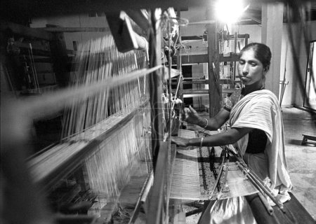 Foto de Mujer Bodo tejiendo en telar manual, Assam, India - Imagen libre de derechos