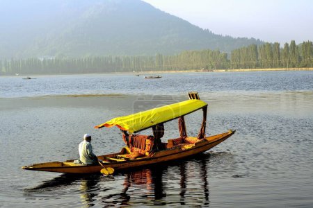 Téléchargez les photos : Empty Shikara, Dal Lake, Srinagar, Cachemire, Inde, Asie - en image libre de droit