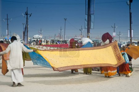 Téléchargez les photos : Saree séchage à Kumbh Mela Festival à uttar pradesh Inde - en image libre de droit