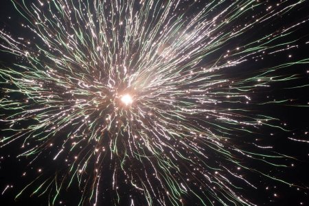 Foto de Fuegos artificiales en el cielo, celebrando el Festival Gudi Padva, Thane Maharashtra India Asia - Imagen libre de derechos