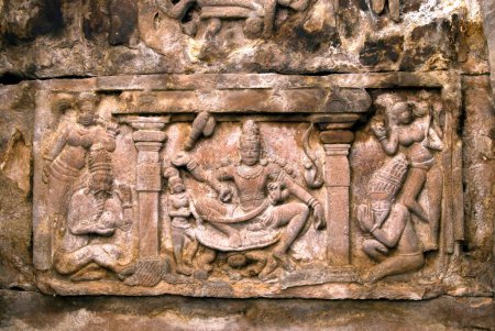 Téléchargez les photos : Dakshinamurthy et Sanakadi Rishis sculpture ; Site du patrimoine mondial de l'UNESCO ; Virupaksha temple est l'architecture dravidienne construite par la reine Lokamahadevi huit siècle à Pattadakal ; Karnataka ; Inde - en image libre de droit