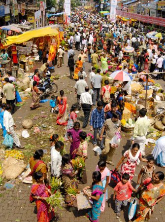 Foto de Multitud en artículos de compra del mercado de flores utilizados para decorar ídolos del Señor Ganesh, celebrando el festival de Ganapati en Dadar, Bombay Mumbai, Maharashtra, India - Imagen libre de derechos