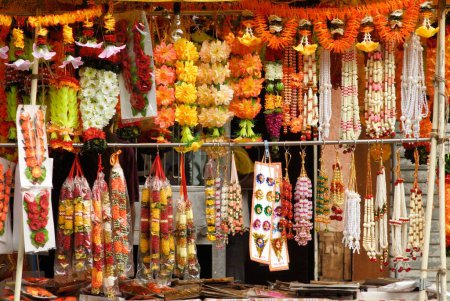 Téléchargez les photos : Guirlandes colorées de perles et perles de fleurs artificielles et divers articles utilisés pour décorer les idoles du seigneur Ganesh ; Festival Ganapati ; Dadar ; Bombay Mumbai ; Maharashtra ; Inde - en image libre de droit