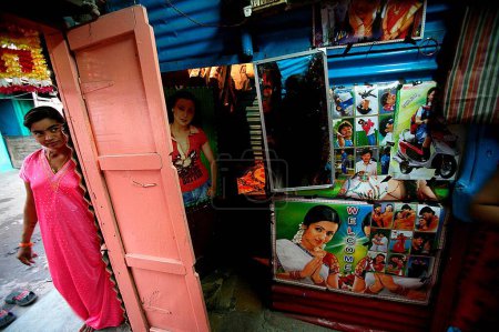 Foto de Carteles de la actriz de cine decoran la habitación de una trabajadora sexual en Sangli, Maharashtra, India - Imagen libre de derechos
