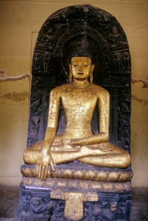 Statue dorée de Bouddha ; kushinagar ; Inde