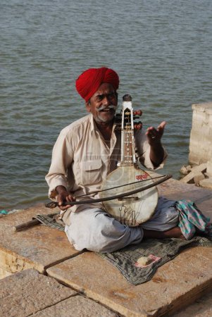 Téléchargez les photos : Chanteuse folklorique au talab de Gadisar ; Jaisalmer ; Rajasthan ; Inde - en image libre de droit