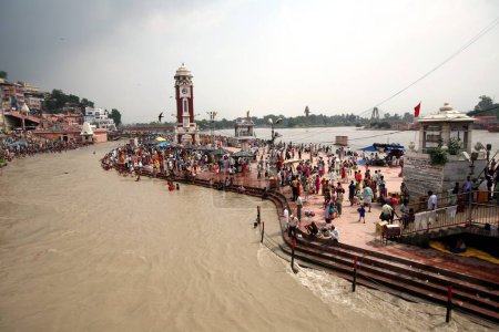 Téléchargez les photos : Har Ki Pauri signifie littéralement pas du Seigneur est considéré comme le Ghat le plus sacré de Haridwar sur les rives de la rivière Ganga, Uttaranchal, Inde - en image libre de droit