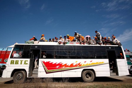 Téléchargez les photos : Personnes voyageant assis sur le bus dans le Pendjab, Inde - en image libre de droit