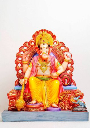Foto de Estatua de arcilla de lord ganesh sentado en el trono - Imagen libre de derechos