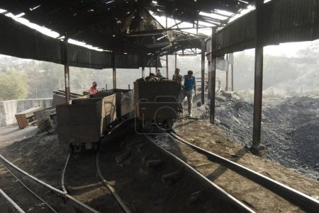 Téléchargez les photos : Chariots transportant du charbon des mines ; mines de charbon de Dhanbad ; Jharkhand ; Inde - en image libre de droit