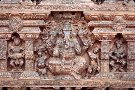 Téléchargez les photos : Lord Ganesh ganpati statue en bois ; kerala ; Inde - en image libre de droit