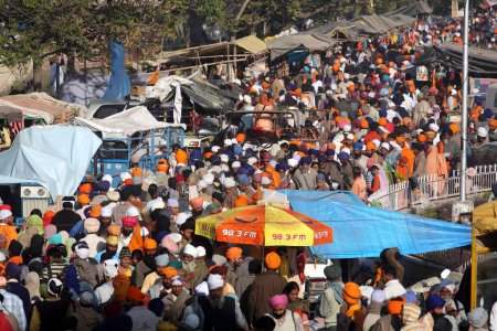 Foto de Multitud en las calles durante el festival Hola Mohalla en la ciudad de Anandpur Sahib en el distrito de Rupnagar, Punjab, India - Imagen libre de derechos