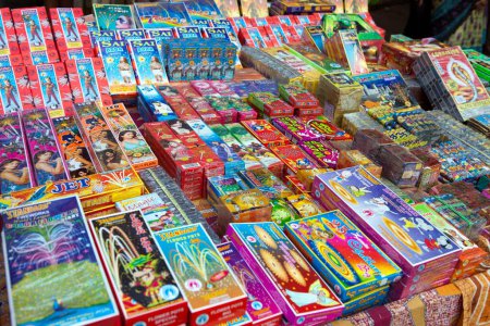 Téléchargez les photos : Boîtes de feux d'artifice colorés Diwali à vendre dadar Mumbai Maharashtra Inde Asie - en image libre de droit