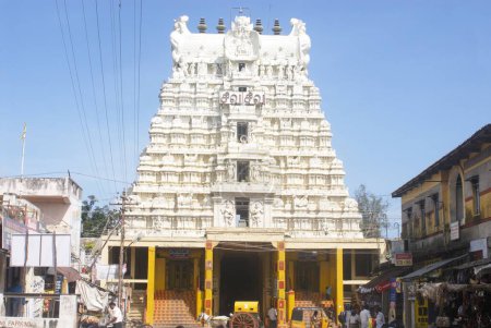 Téléchargez les photos : Gopuram richement décoré du temple Ramanathswami ; hauteur de 24 mètres construite au XVIIe siècle ; Rameswaram ; Char Dham ; Tamil Nadu ; Inde - en image libre de droit