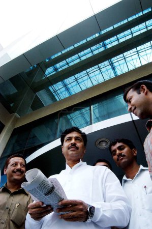 Téléchargez les photos : Pramod Mahajan, leader du BJP en Asie du Sud, accompagné des travailleurs de son parti pendant la campagne électorale à Ahmednagar, Maharashtra, Inde - en image libre de droit