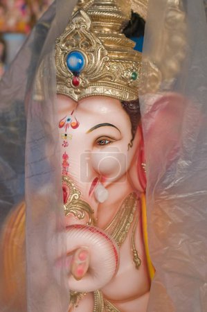Foto de Ídolo del Señor Ganesh cubierto con lámina de plástico Pune Maharashtra India Asia Sept 2011 - Imagen libre de derechos
