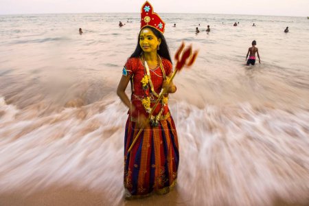Foto de Vestido de mujer como diosa hindú durga, Kulasekharapatnam Beach, Tamil Nadu, India, Asia - Imagen libre de derechos